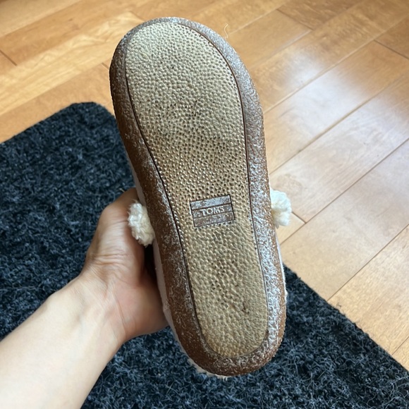 TOMS Women’s Grey Shearling Slippers Size 6 - Picture 3 of 5